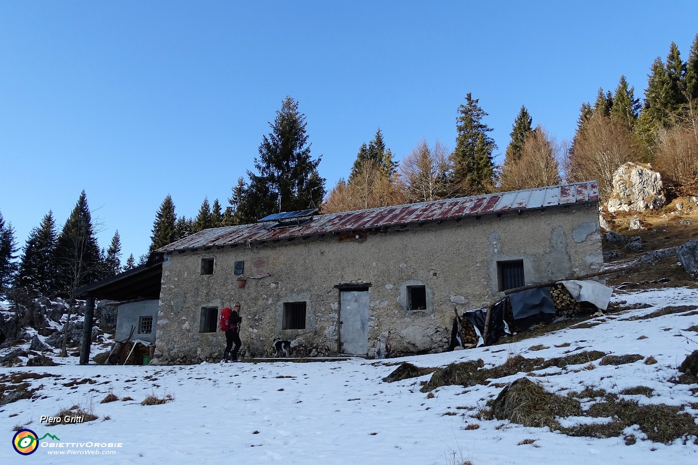 62 Ecco Baita Cascinetto (1435 m), purtroppo ormai  in ombra.JPG